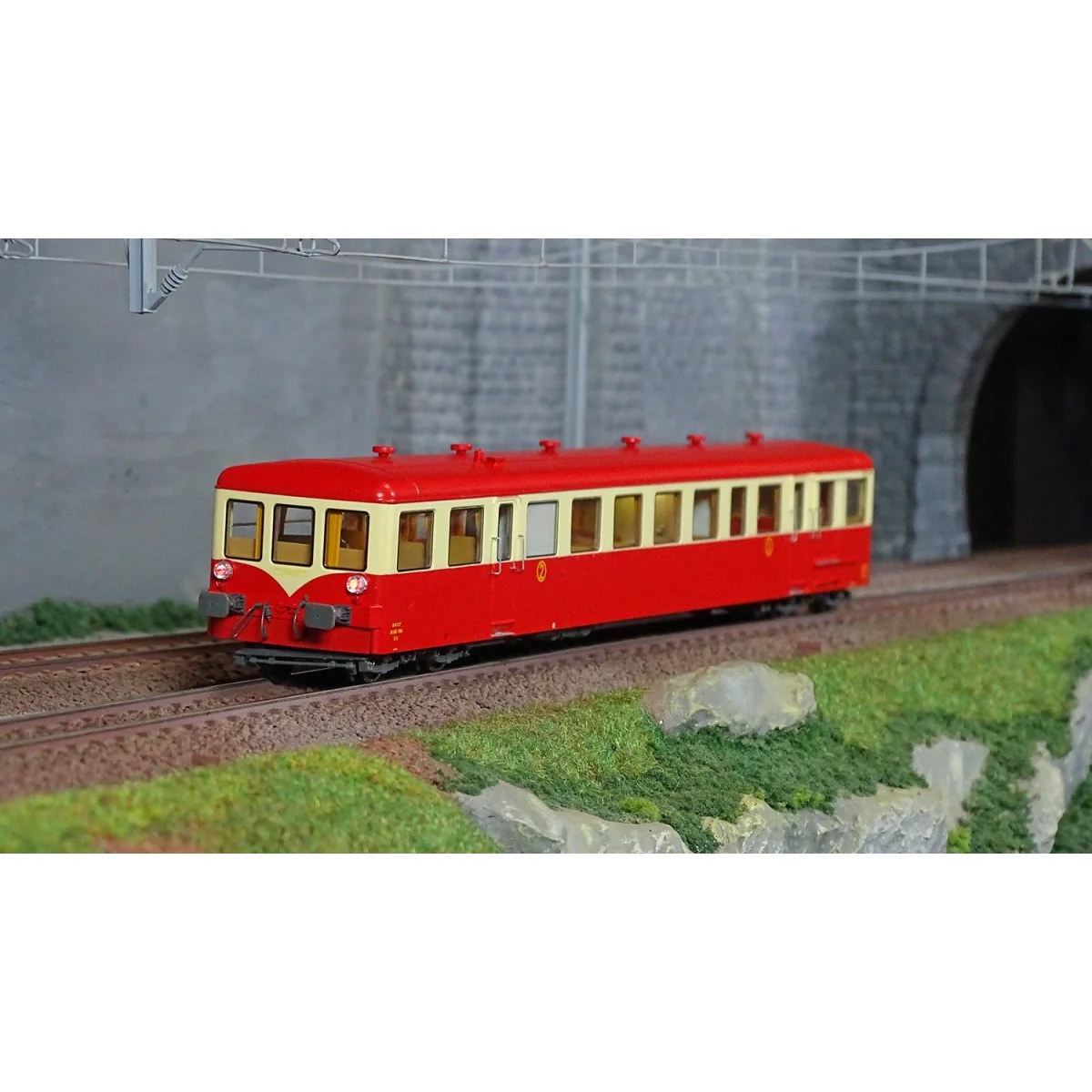 Ree Modeles VB446 XR-7360 Railcar Trailer, Red-Cream with red roof,...