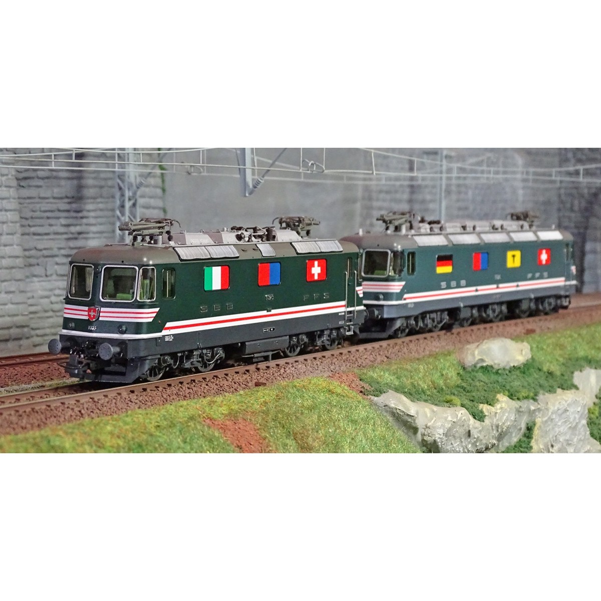 Roco 71415 Set of 2 Re 10/10 electric double-traction locomotives, ...