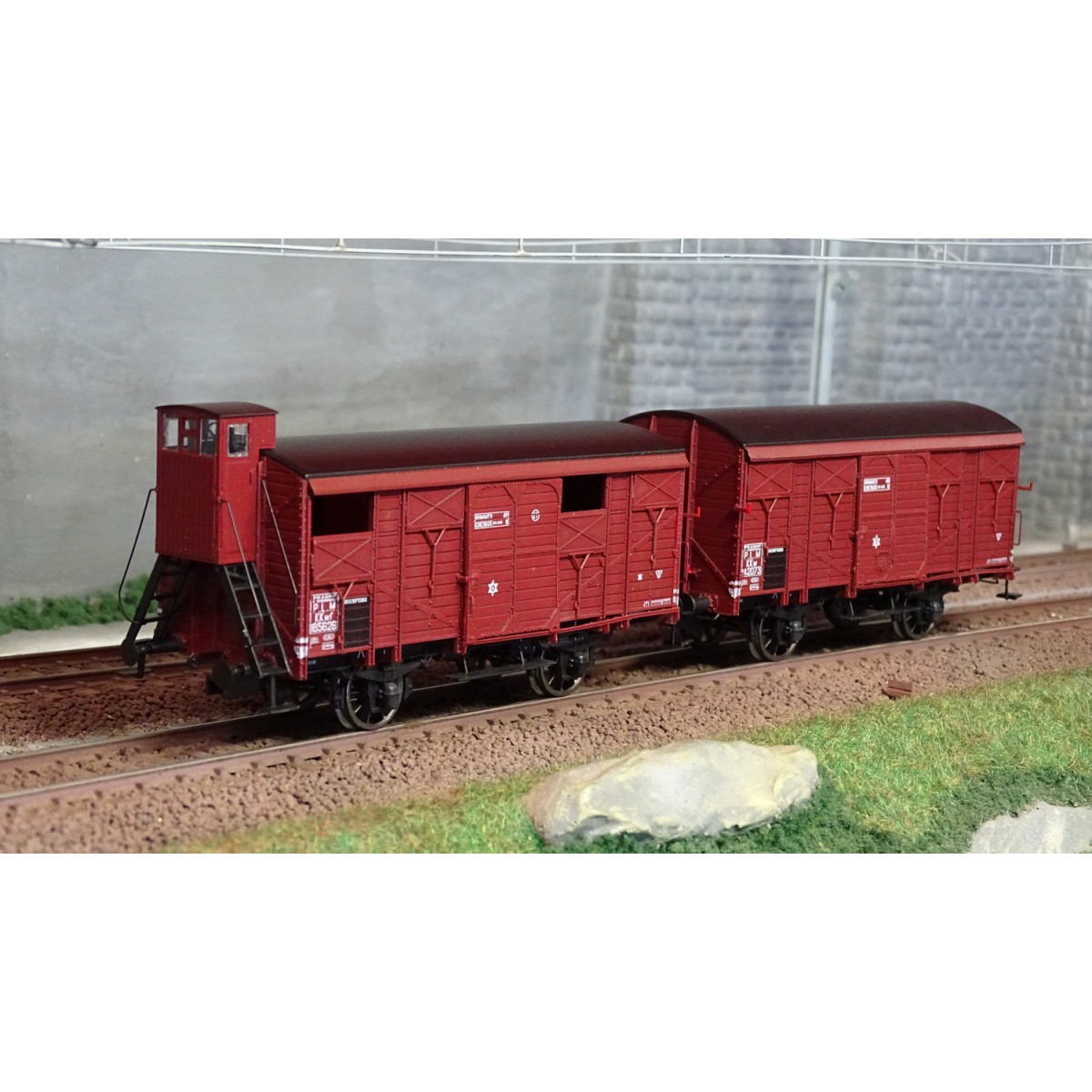 Ree Models WB696 Set of 2 PLM 20T Covered Wagons, Red Sideros - WB-696