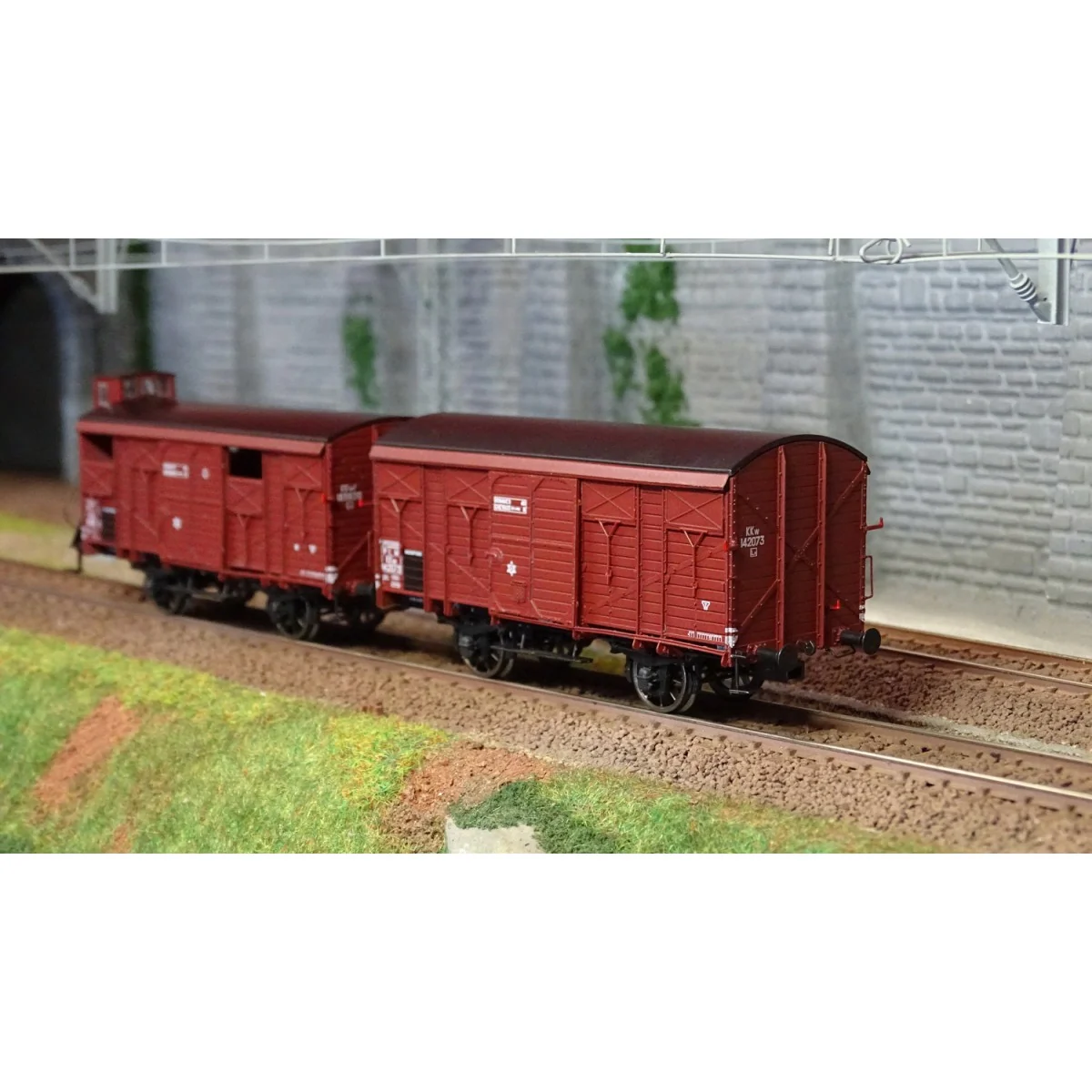 Ree Models WB696 Set of 2 PLM 20T Covered Wagons, Red Sideros Ree Models WB696 Set of 2 PLM 20T Covered Wagons, Red Sideros