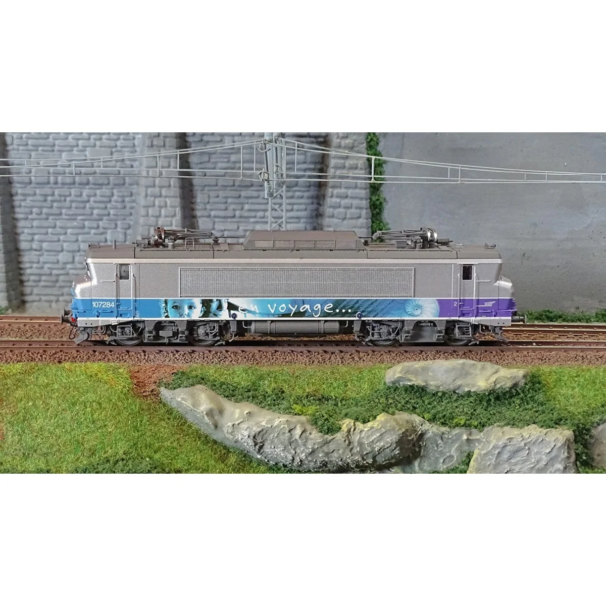 LS Models 10205.S SNCF BB 7284 electric locomotive, livery on a jou...