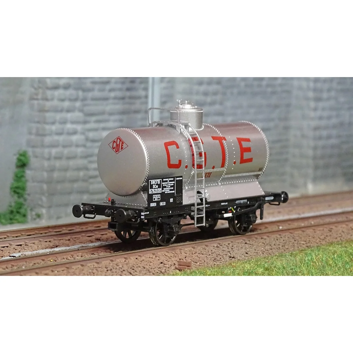 Ree Models WB709 OCEM 19 Tank Wagon, SNCF, Metal, Black Chassis, CGTE Ree Models WB709 OCEM 19 Tank Wagon, SNCF, Metal, Black Chassis, CGTE