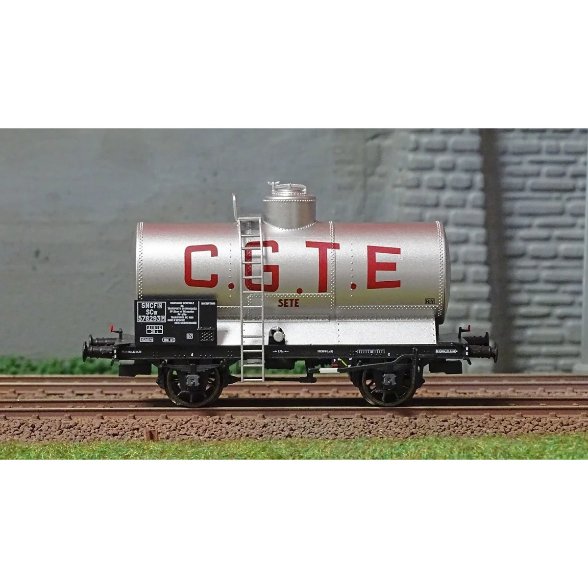 Ree Models WB709 OCEM 19 Tank Wagon, SNCF, Metal, Black Chassis, CGTE Ree Models WB709 OCEM 19 Tank Wagon, SNCF, Metal, Black Chassis, CGTE
