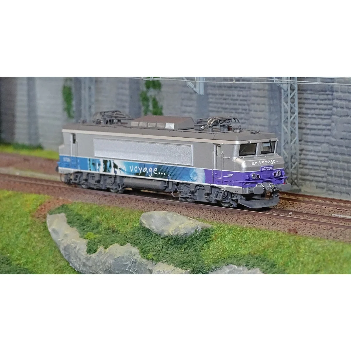 LS Models 10205S SNCF BB 7284 electric locomotive, livery on a jour...