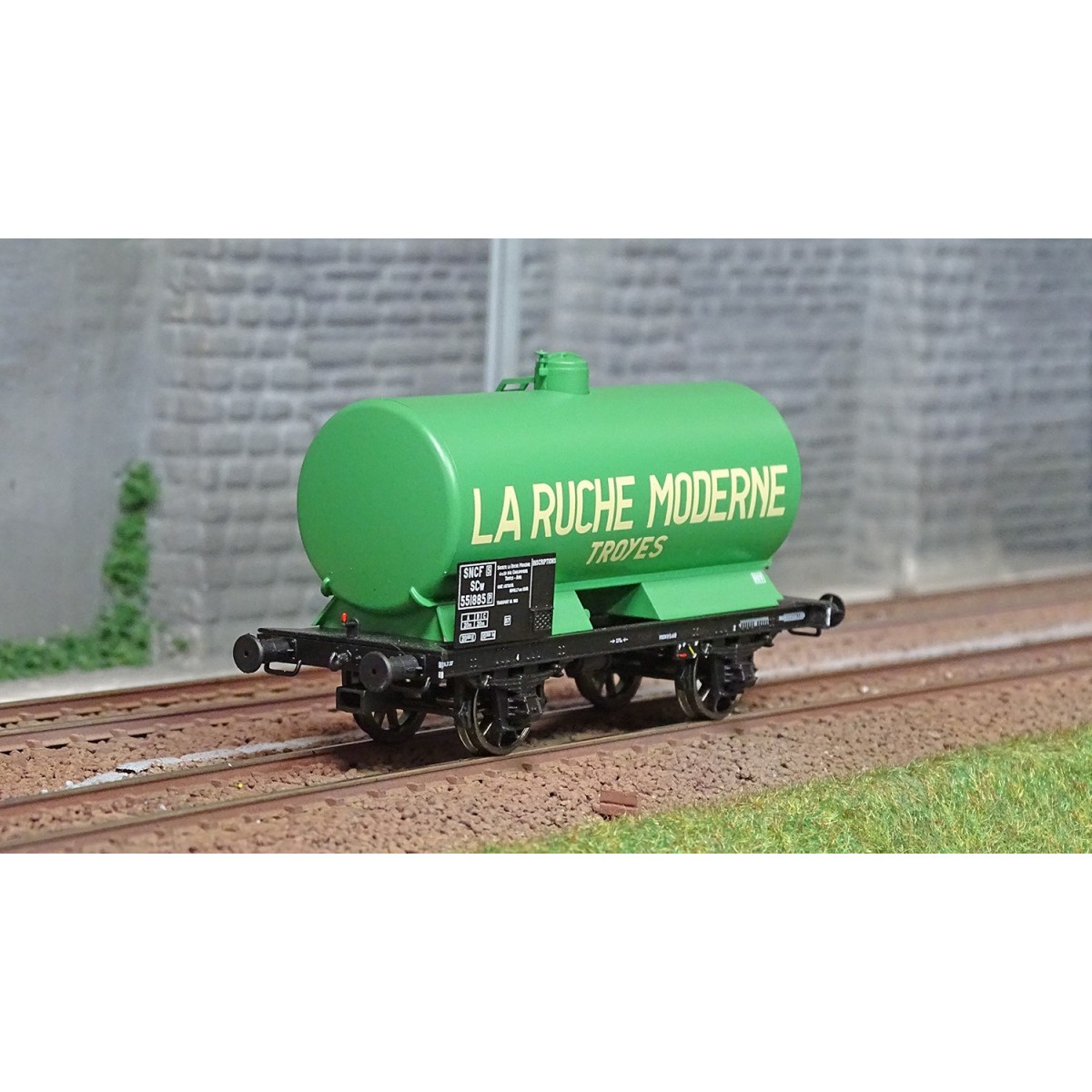 Ree Models WB710 OCEM 19 Tank Wagon, SNCF, Green with Black Chassis...