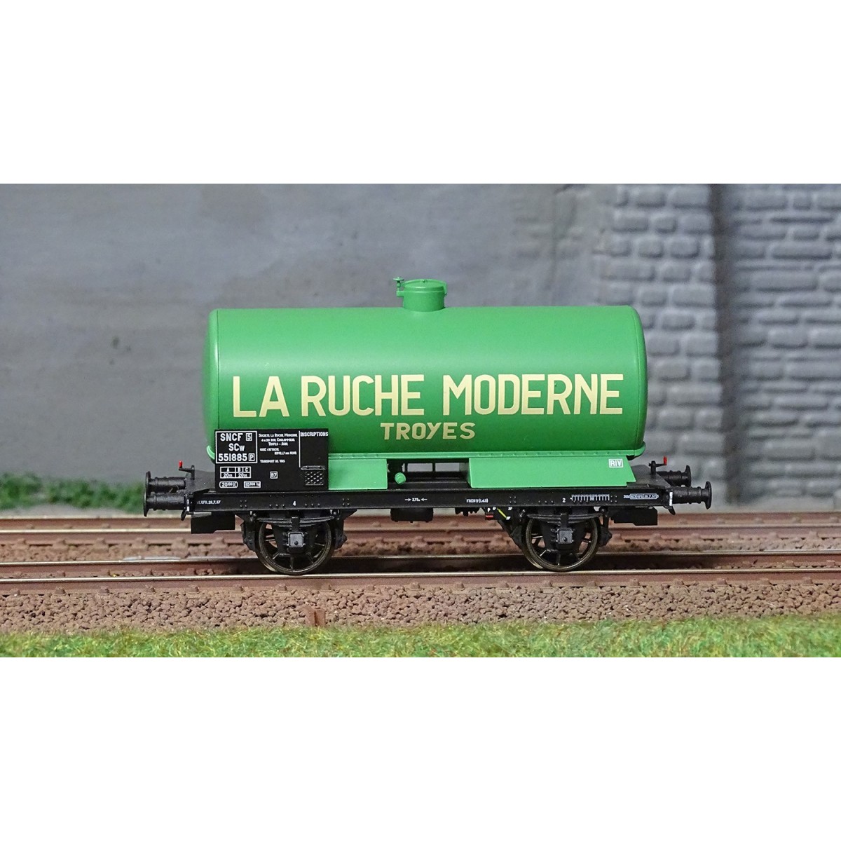 Ree Models WB710 OCEM 19 Tank Wagon, SNCF, Green with Black Chassis...