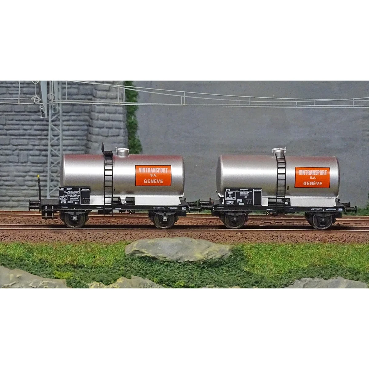 Ree Models WB716 Set of 2 OCEM 29 tank wagons, SNCF, metal chassis,... Ree Models WB716 Set of 2 OCEM 29 tank wagons, SNCF, metal chassis,...