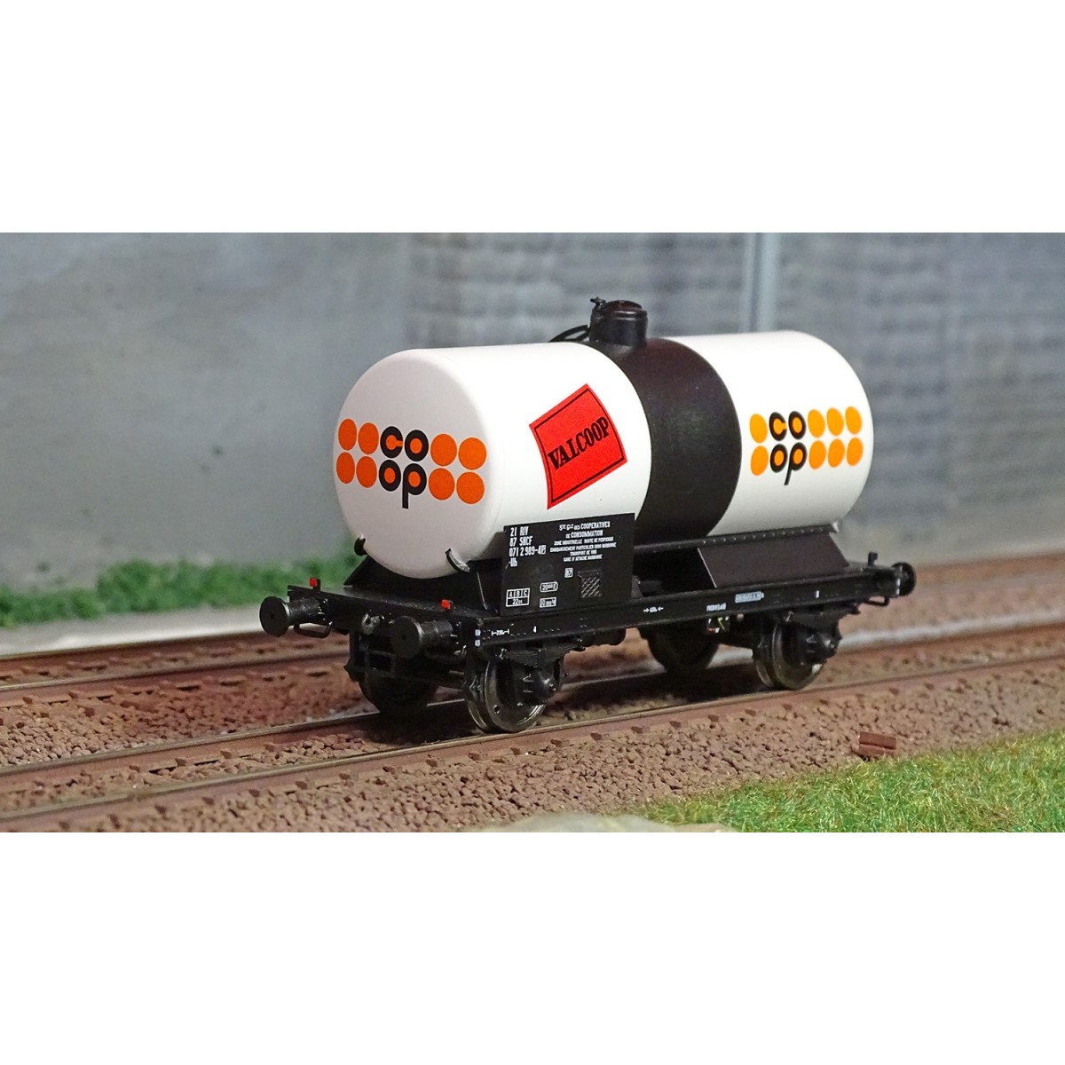 Ree Models WB719 OCEM 29 Tank Wagon, SNCF, white with black chassis...