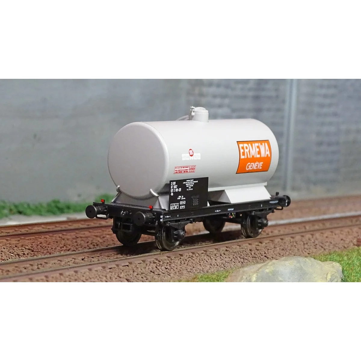 Ree models WB721 OCEM 29 tank wagon, SNCF, grey with black chassis,... Ree models WB721 OCEM 29 tank wagon, SNCF, grey with black chassis,...