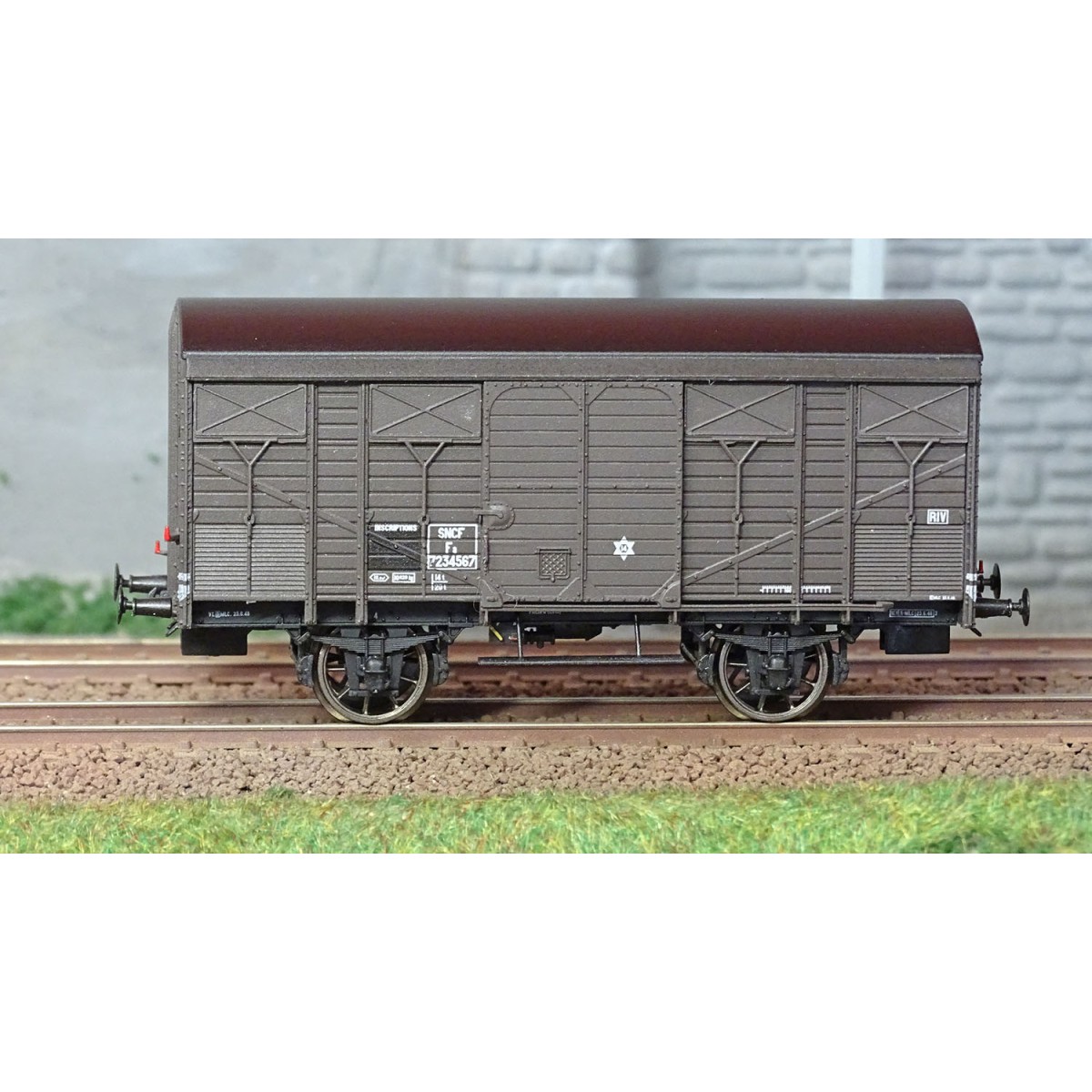 Ree models WB738 Fresh Produce Wagon ex-covered PLM 20 T, brown wag...