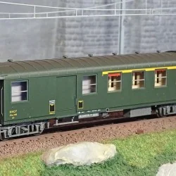 Ree modeles VB460 Voiture voyageurs métallisée, ex-PLM, SNCF, A4D, vert 301, ep. III, feux fin de convoi Ree Modeles VB-460 - 1