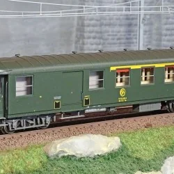 Ree modeles VB461 Voiture voyageurs métallisée, ex-PLM, SNCF, A4D, vert 301, logo rond, ep. IV, feux fin de convoi Ree Modeles V