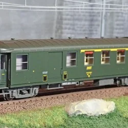 Ree modeles VB462 Voiture voyageurs métallisée, ex-PLM, SNCF, A4D, vert 301, ep. IV, feux fin de convoi Ree Modeles VB-462 - 1