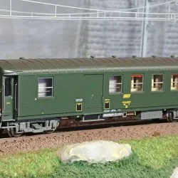 Ree modeles VB465 Voiture voyageurs métallisée, ex-PLM, SNCF, B4D, vert 301, ep. IV, feux fin de convoi Ree Modeles VB-465 - 1