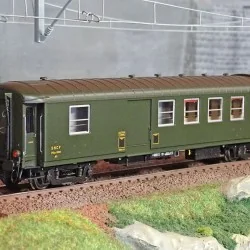 Ree modeles VB467 Voiture voyageurs métallisée, ex-PLM, SNCF, B4D, vert 306, feux fin de convoi, sauvegardée MFPN Ree Modeles VB