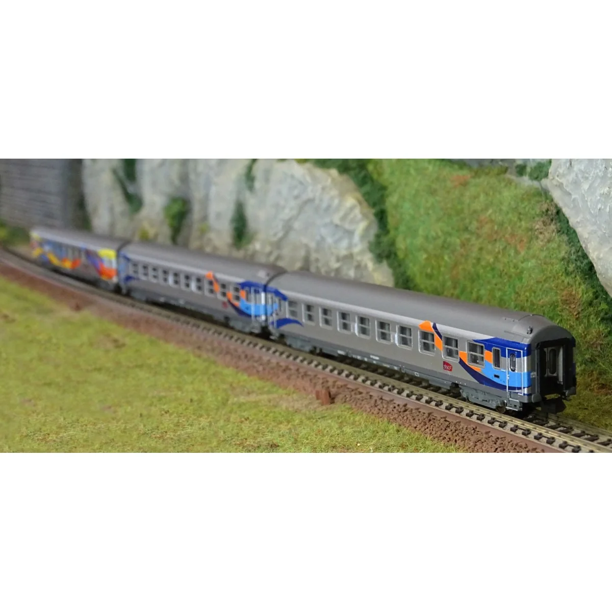 MiniTrix 18210 Set of 3 "Cruise" long-distance passenger cars, B9 /...