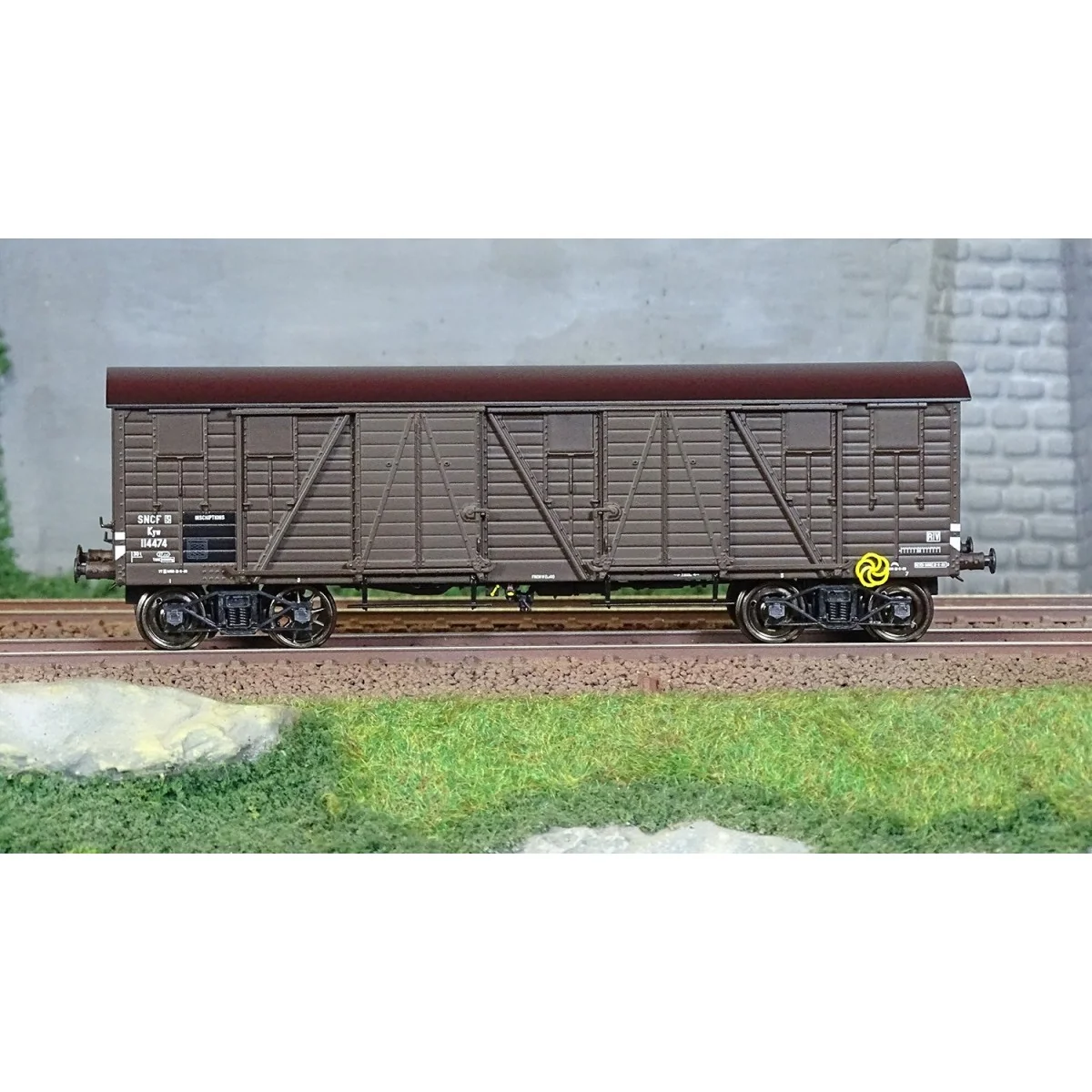 Ree Modeles WB777 Covered Public Works Wagon, 4 doors, brown, SNCF,...