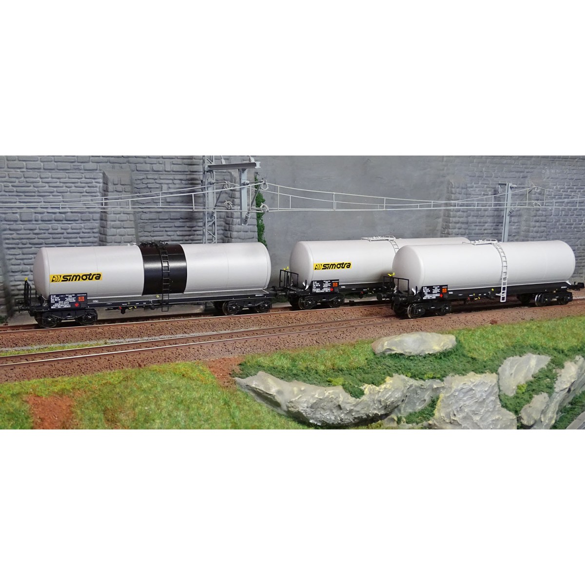 Ree Models WB594 Set of 3 long ANF tank wagons, Y 23M bogies, SIMOT...