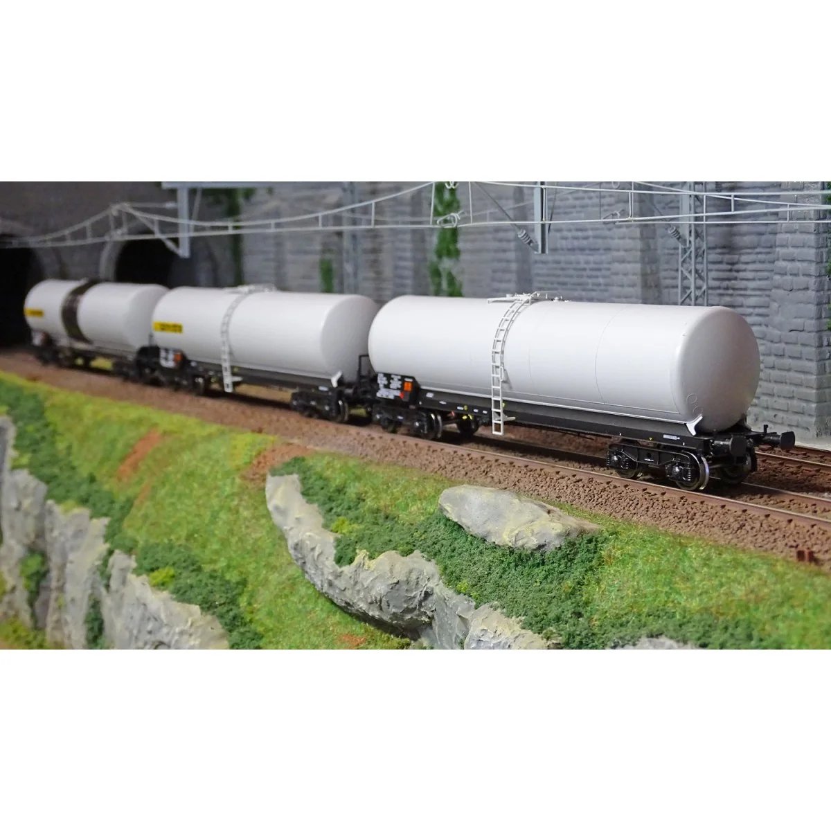 Ree Models WB594 Set of 3 long ANF tank wagons, Y 23M bogies, SIMOT...
