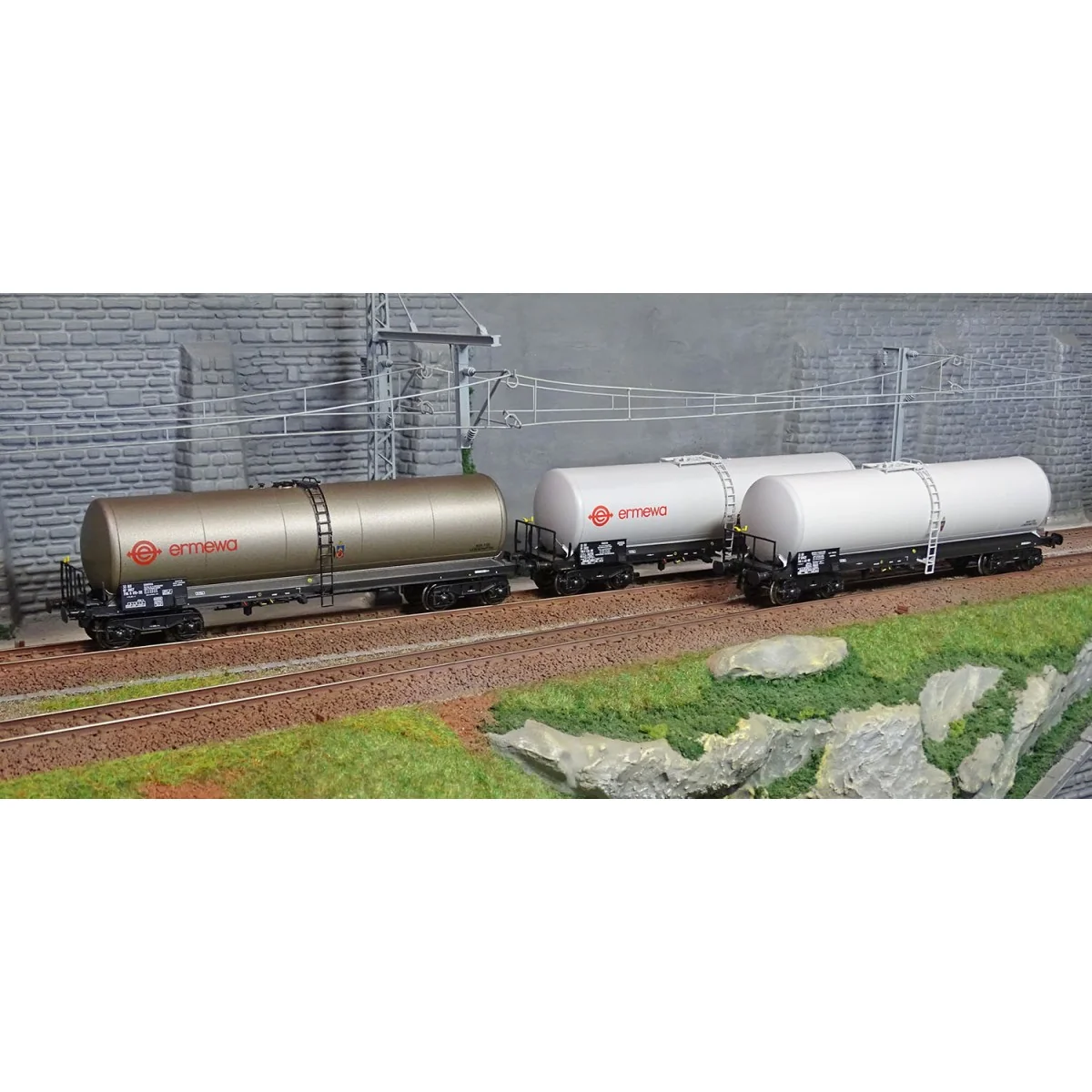 Ree Models WB598 Set of 3 long ANF tank wagons, Y 23M bogies, ERMEW...