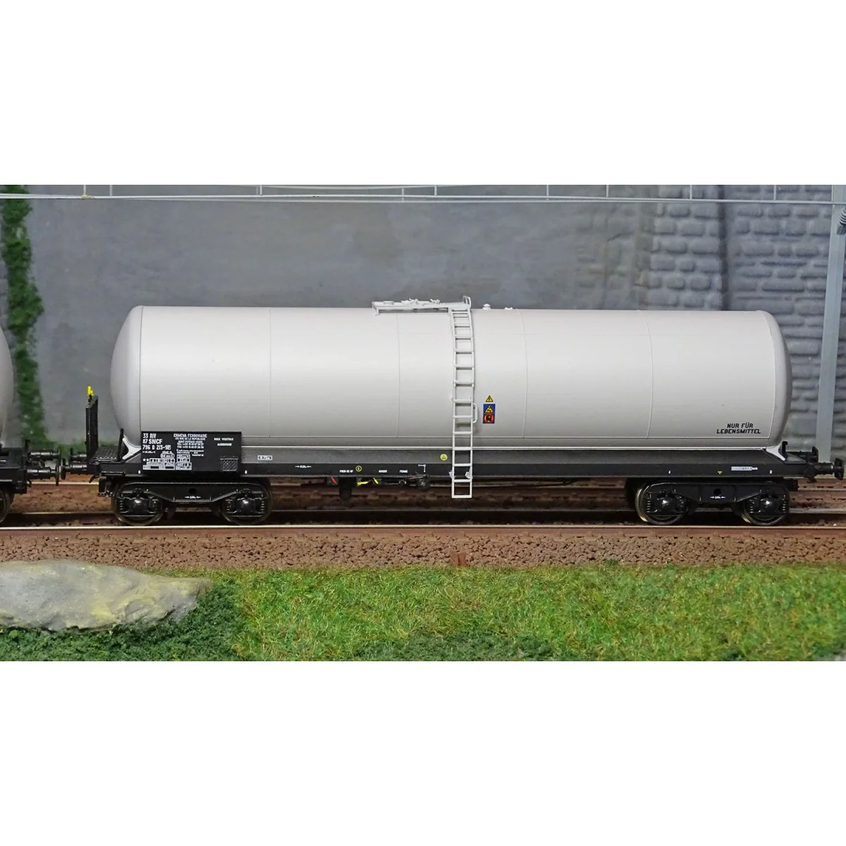 Ree Models WB598 Set of 3 long ANF tank wagons, Y 23M bogies, ERMEW...