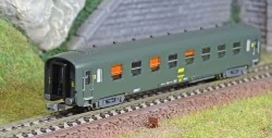 REE Modeles NW284 Voiture voyageurs DEV AO, SNCF, B10 ex-A3B5, logo jaune encadré, ep.IV, N - 1/160 Ree Modeles NW-284 - 1