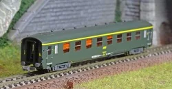 REE Modeles NW285 Voiture voyageurs DEV AO, SNCF, A8, logo jaune encadré, ep.IV, N - 1/160 Ree Modeles NW-285 - 1