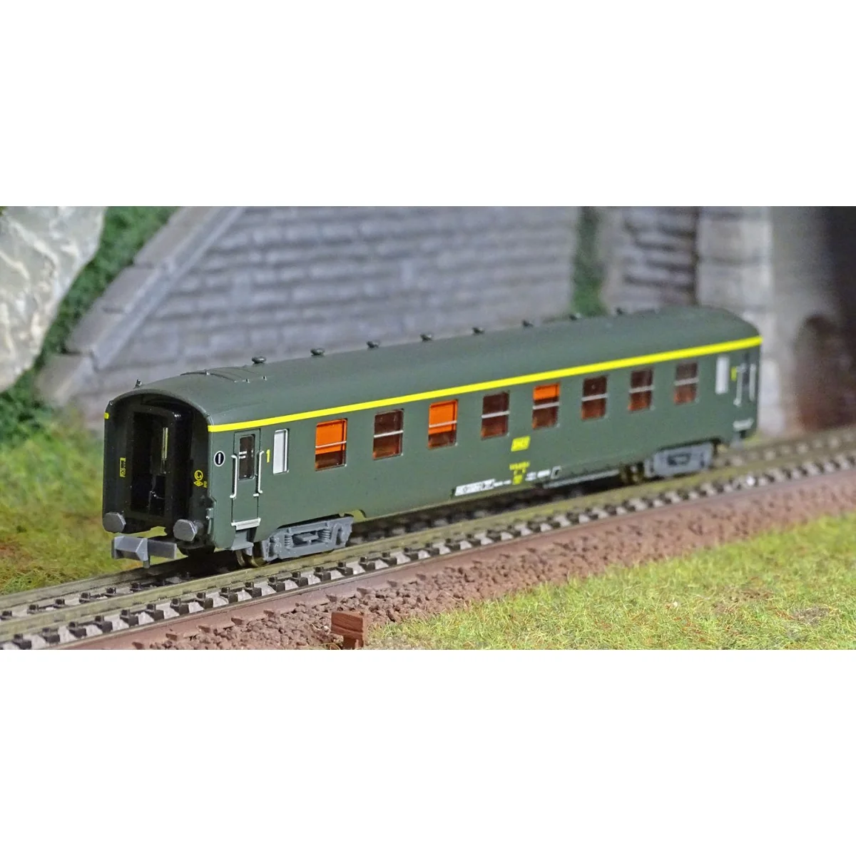 REE Modeles NW285 DEV AO passenger car, SNCF, A8, yellow framed log...
