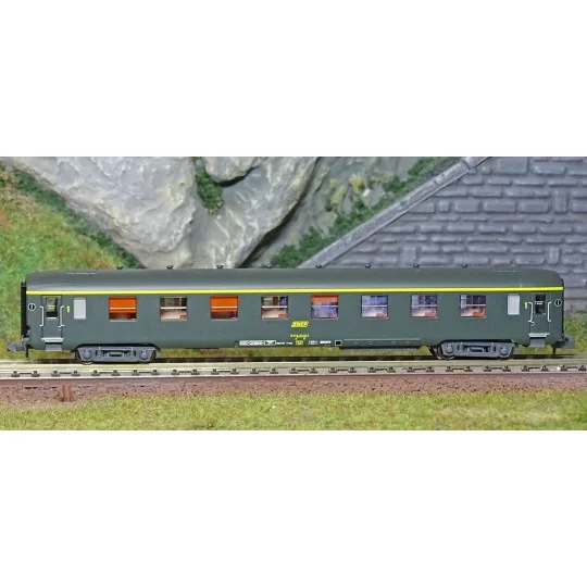 NW-285-REE Modeles NW285 Voiture voyageurs DEV AO, SNCF, A8, logo jaune encadré, ep.IV, N - 1/160