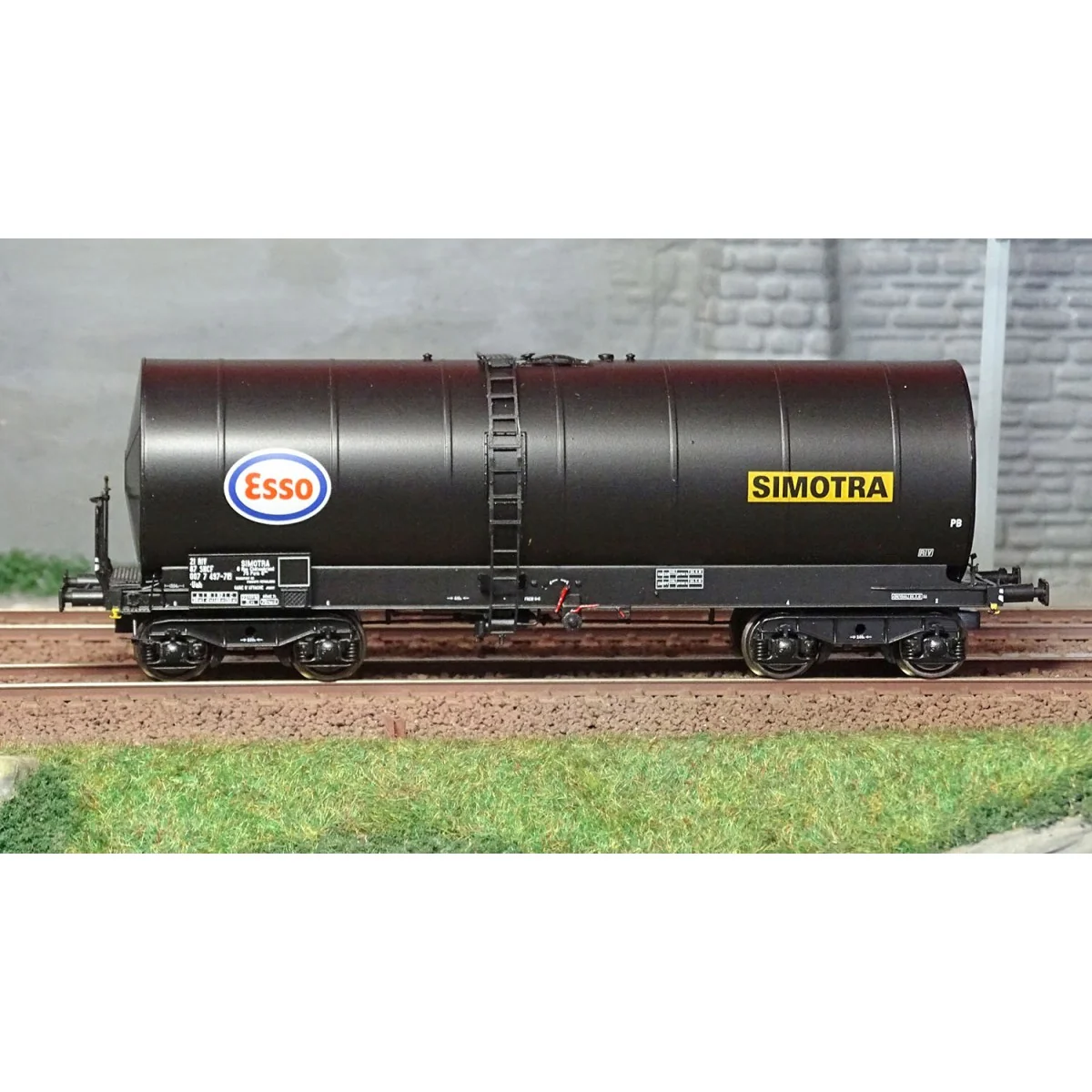 Ree models WB654 FAUVET-GIREL tank wagon, Y 23 bogies, SIMOTRA-ESSO...