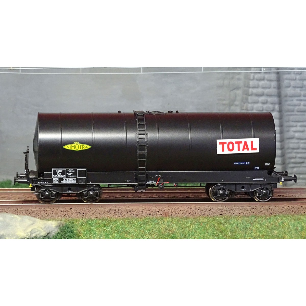 Ree models WB661 FAUVET-GIREL tank wagon, Y 23 bogies, SIMOTRA-TOTA...