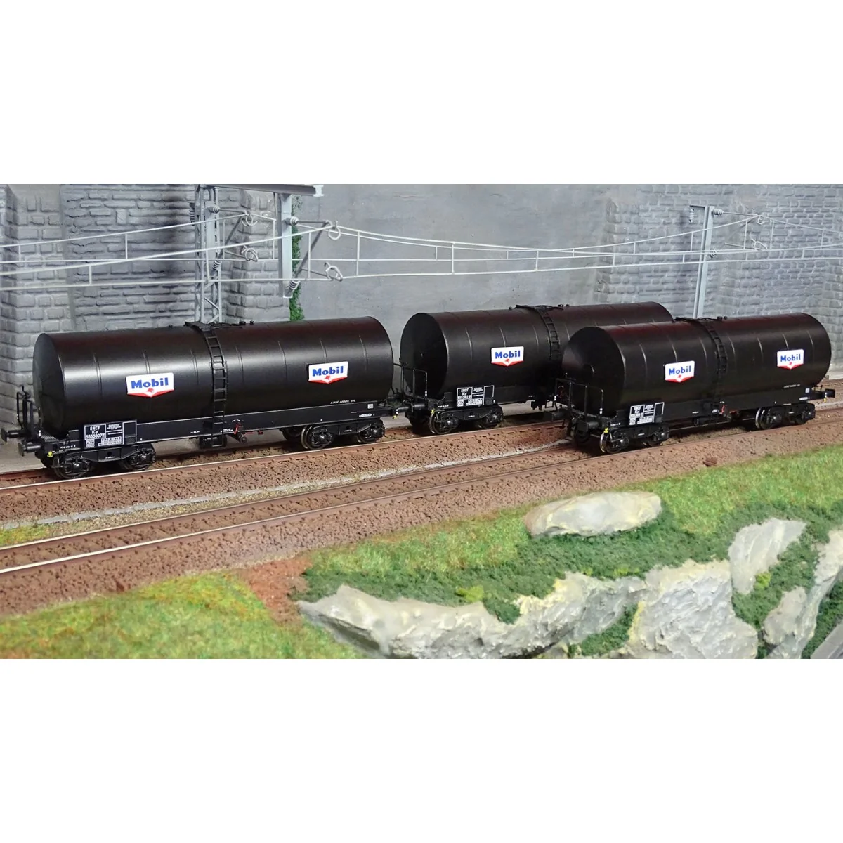 Ree modeles WB662 Set de 3 wagons citerne FAUVET-GIREL, bogies Y 23, MOBIL Ree Modeles WB-662 - 1