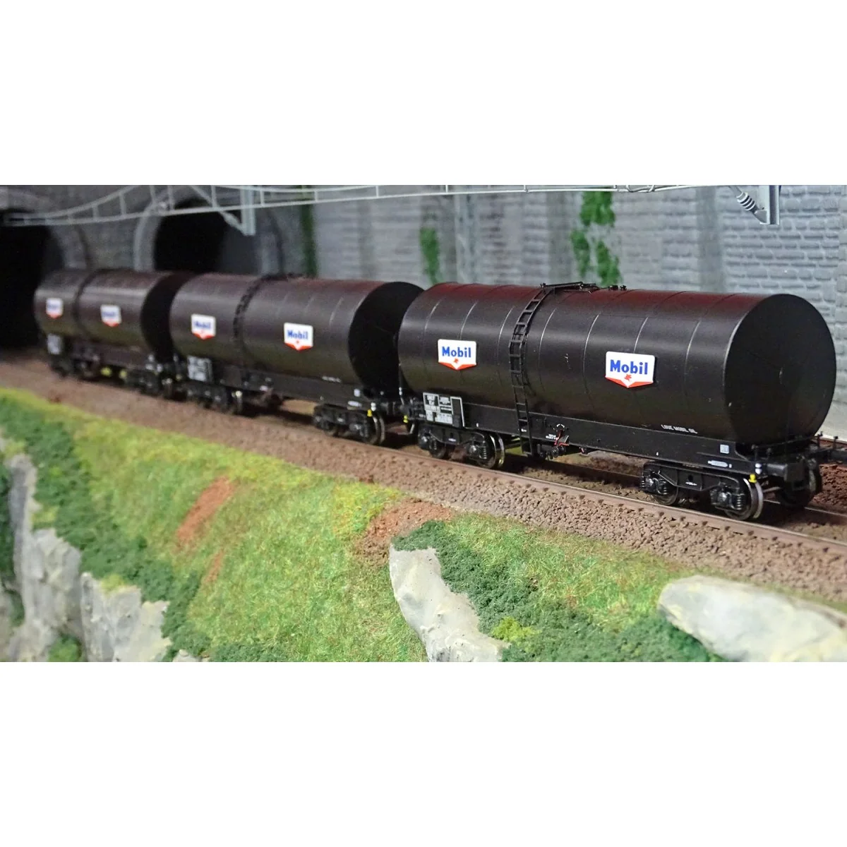 Ree Models WB662 Set of 3 Fauvet-Girel tank wagons, Y 23 bogies, MO...