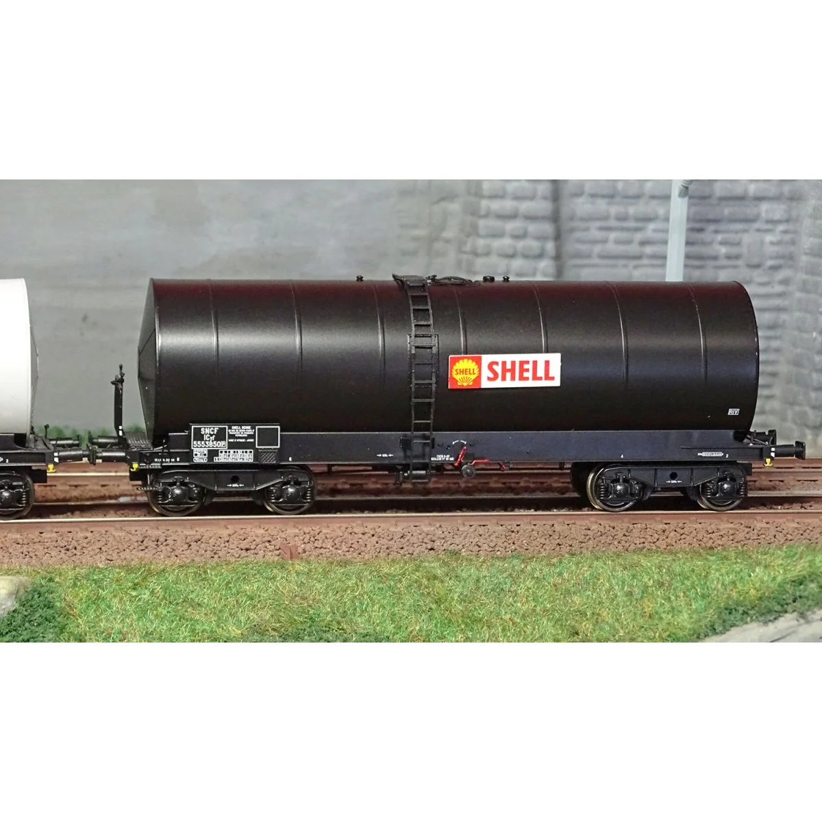 Ree Models WB663 Set of 3 Fauvet-Girel tank wagons, Y 23 bogies, Sh...