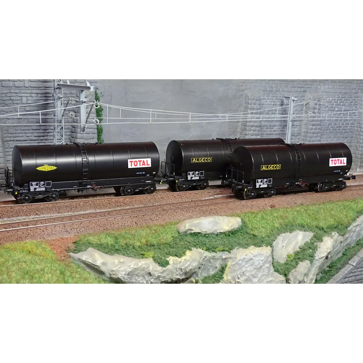 Ree Models WB664 Set of 3 FAUVET-GIREL tank wagons, Y 23 bogies, TO...