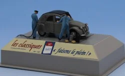 SAI 1912 Citroën 2 CV AZLP gris capote fermée bleue avec 2 pompistes et accessoires Sai Sai_1912 - 1