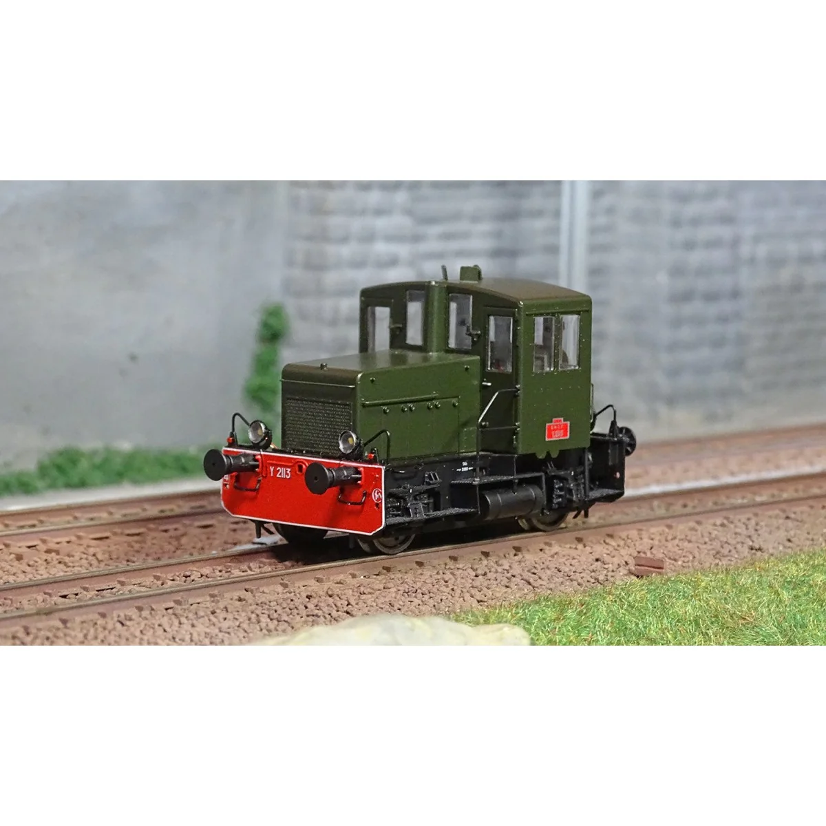 Ree Modeles MB144 Y2113 Diesel Locomotive, Original, Green 306, Red...