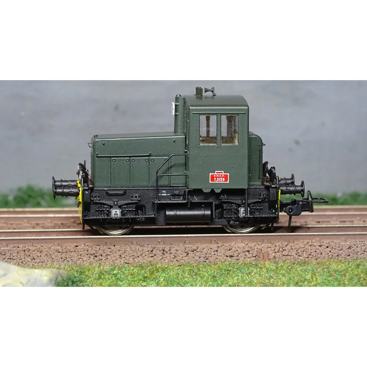 Ree Modeles MB146.S Y2139 diesel shunting locomotive, yellow sleepe...