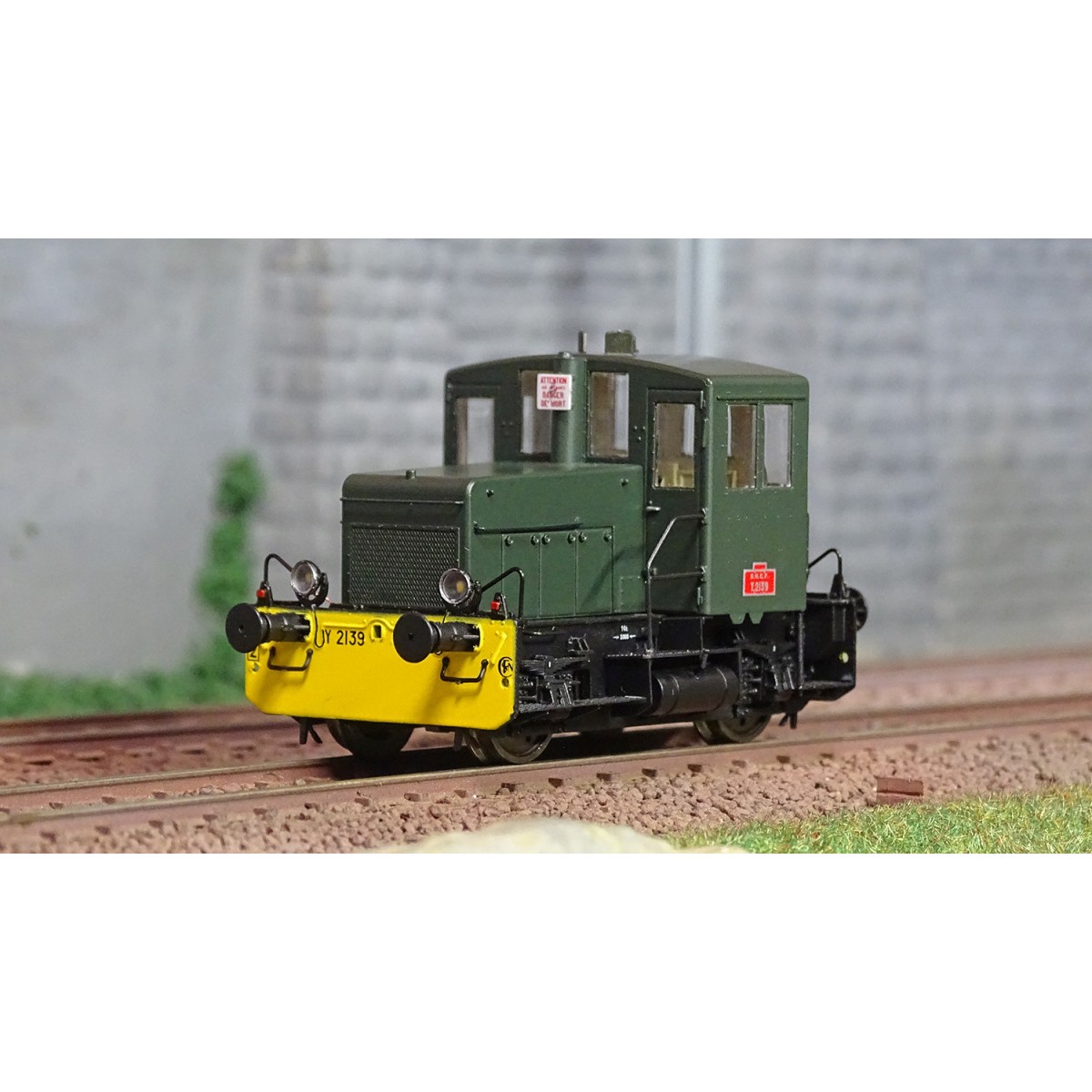 Ree Modeles MB146 Y2139 diesel shunting locomotive, yellow sleepers...