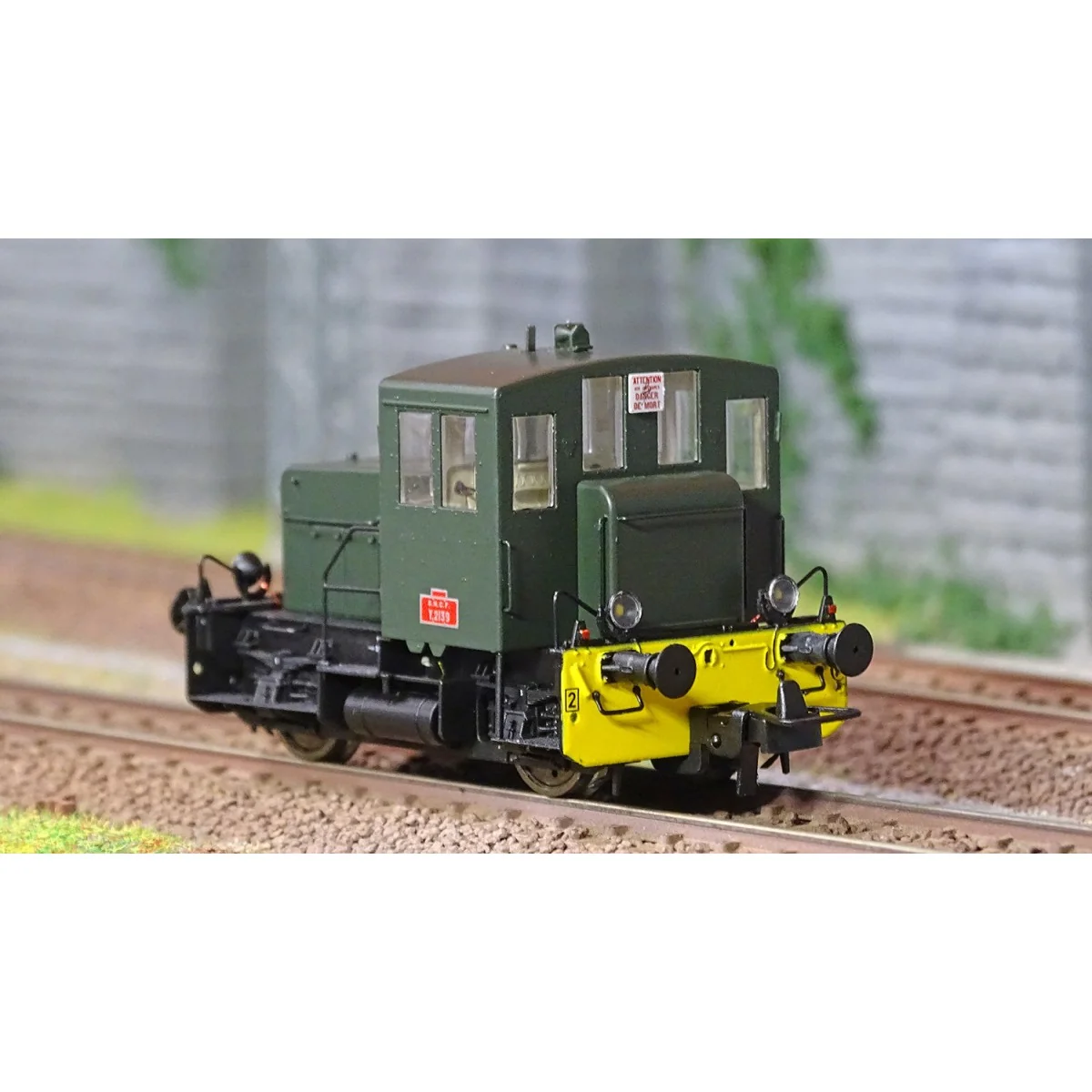 Ree Modeles MB146 Y2139 diesel shunting locomotive, yellow sleepers... Ree Modeles MB146 Y2139 diesel shunting locomotive, yellow sleepers...
