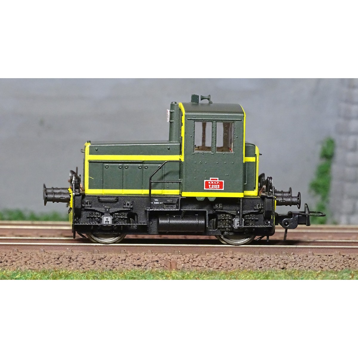 Ree Modeles MB147.S Y2103 Diesel Locomotive, Green 301, yellow slee...