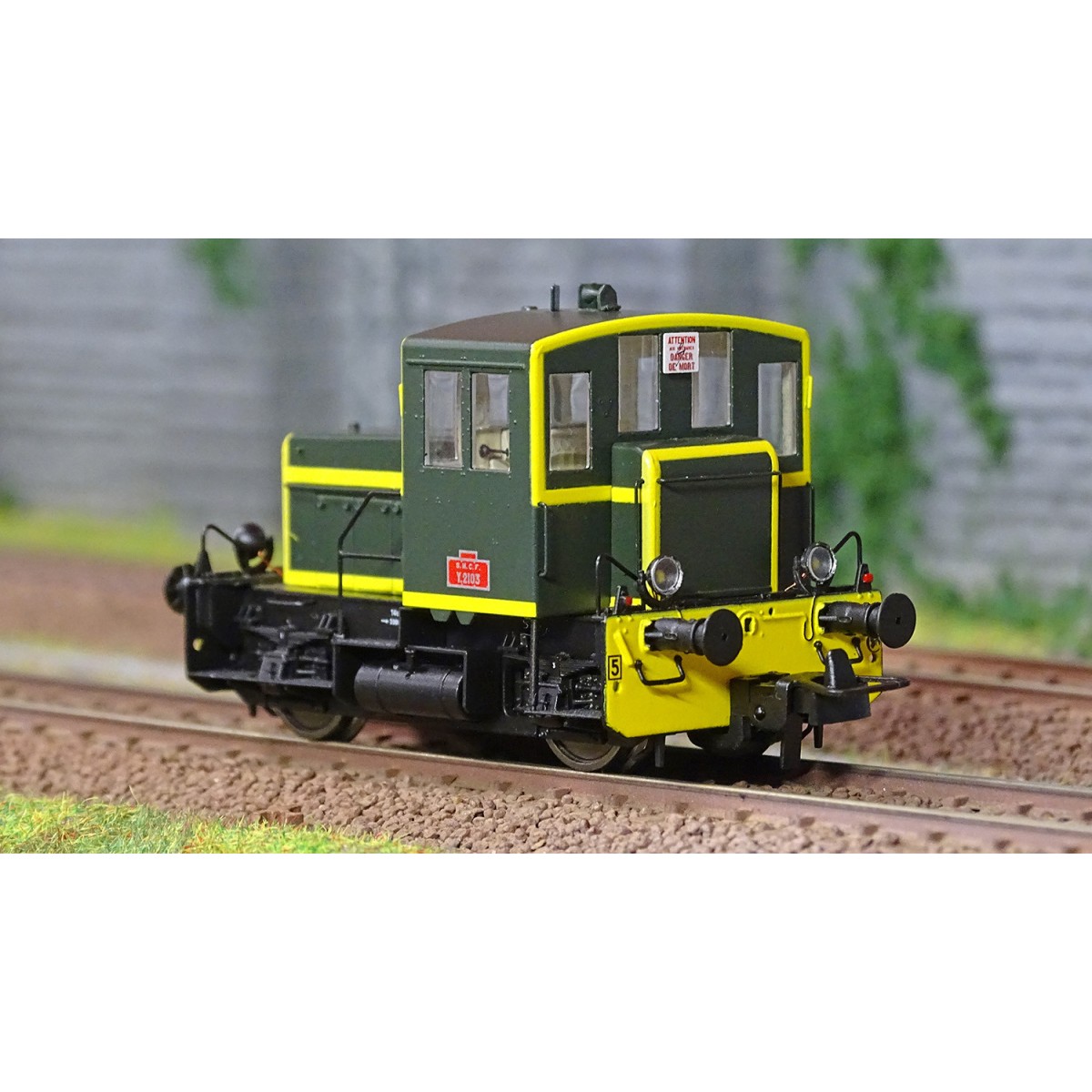 Ree Modeles MB147.S Y2103 Diesel Locomotive, Green 301, yellow slee...