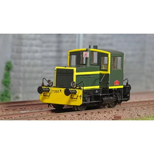MB-147-Ree Modeles MB147 Y2103 diesel shunting locomotive, Green 301, yellow crossbeams and stripes, black chassis, Southeast