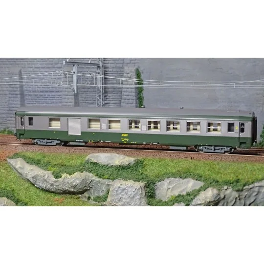 VB-301-Ree Modeles VB301 UIC B5Dd2 passenger car, green 302/metallic grey/grey roof, SNCF
