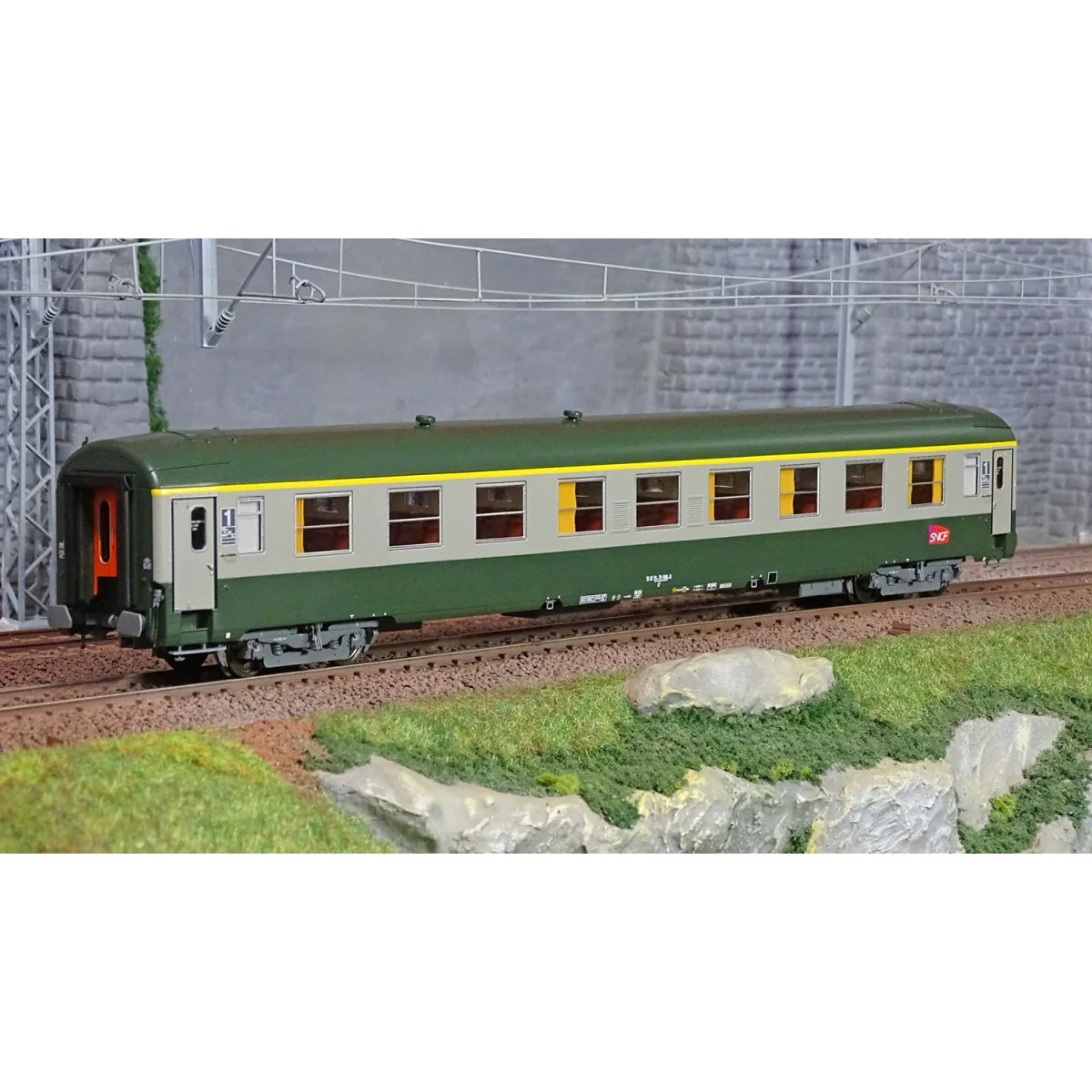 Ree Modeles VB305 UIC A9 passenger car, green 302/grey 804, Carmill...
