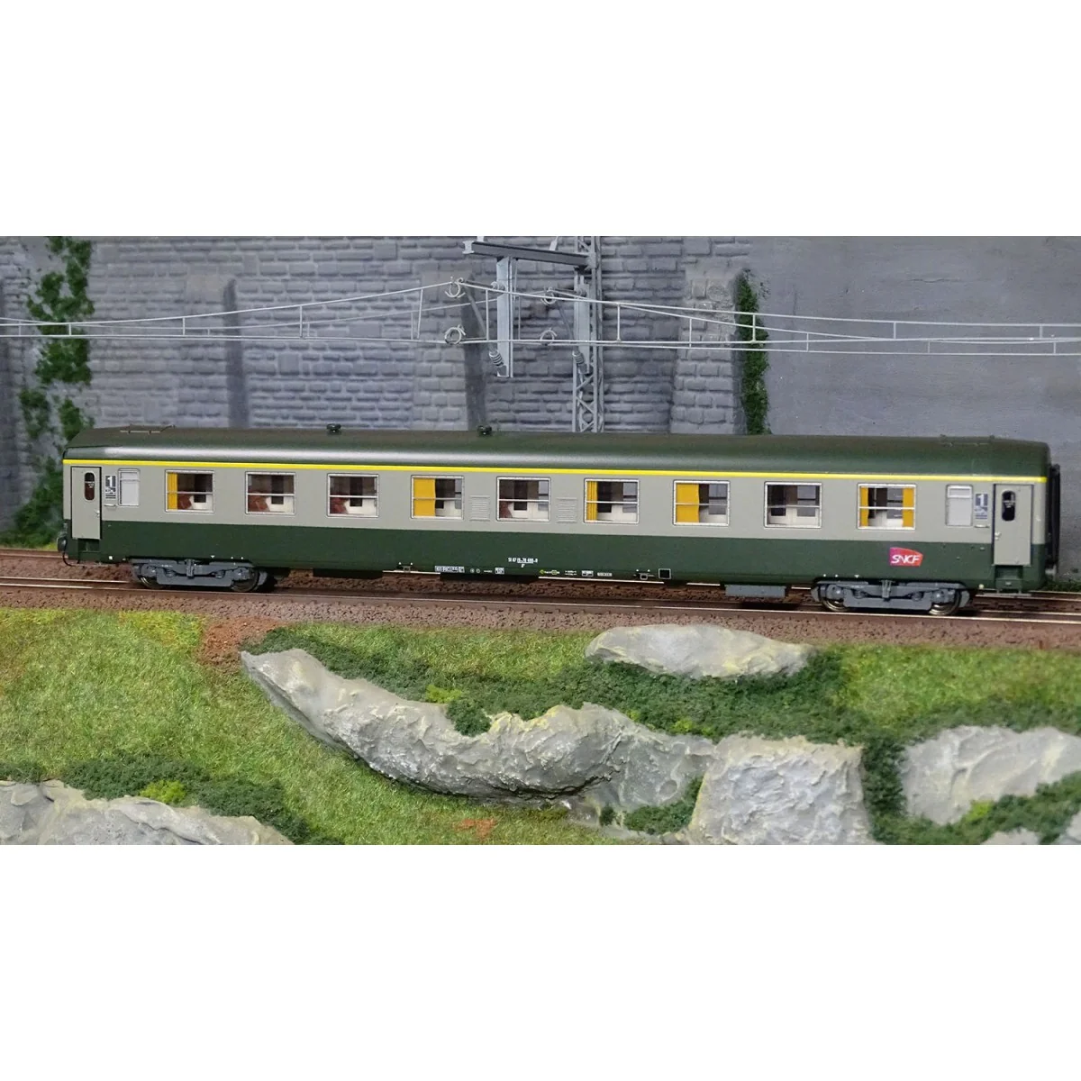 Ree Modeles VB305 UIC A9 passenger car, green 302/grey 804, Carmill...