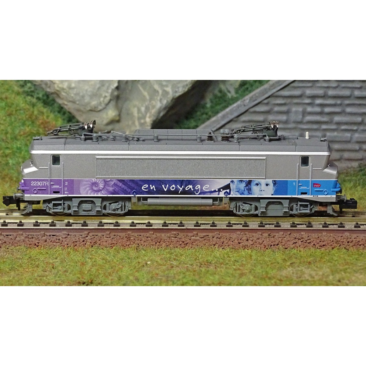MiniTrix 16008 BB 22200 Electric Locomotive, En Voyage, SNCF, N sca...