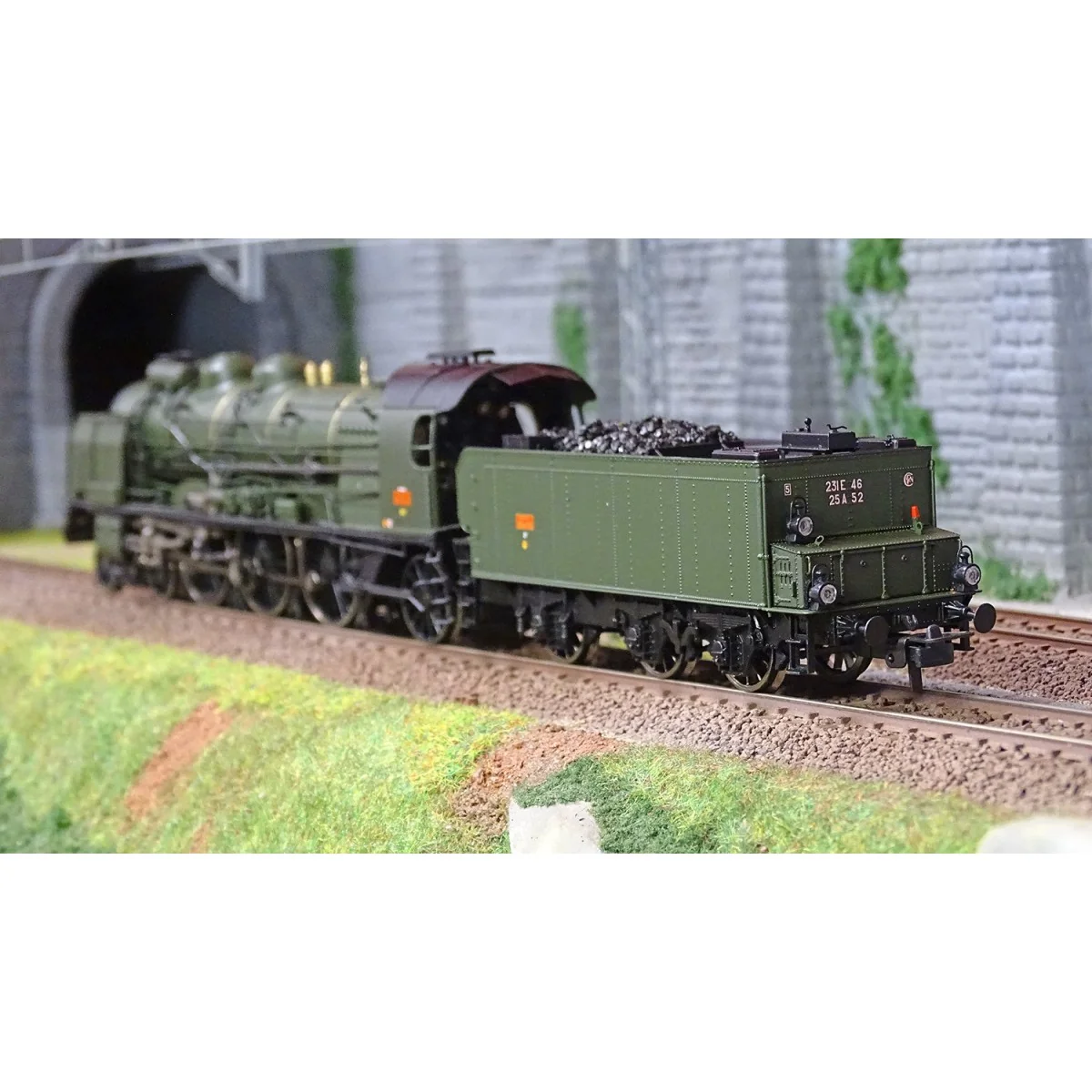 Ree Modeles MB137 Steam Locomotive 5-231 E 46, SNCF Green, Montargi...