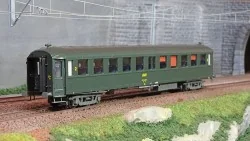 Ree Modeles VB375 Voiture Bacalan 2ème classe B11, SNCF, logo encadré jaune Ree Modeles VB-375 - 1