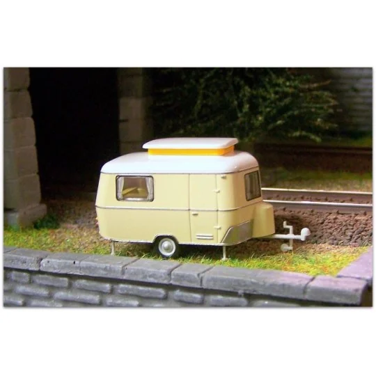 Sai_2693F-Sai 2693 Caravane Eriba familiale beige, à l'arrêt